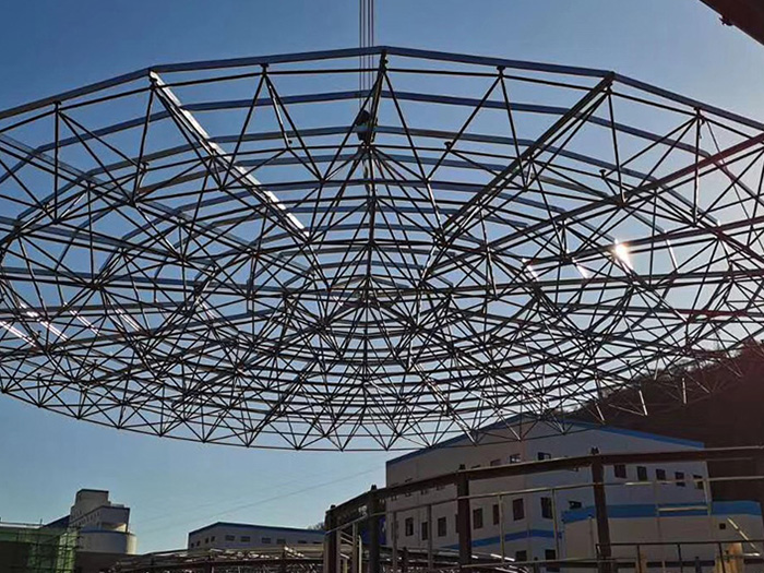 额尔古纳螺栓球网架工程施工现场